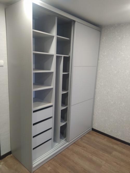 Вместительный корпусный шкаф отлично подойдёт в спальню, гостиную, прихожую. 01