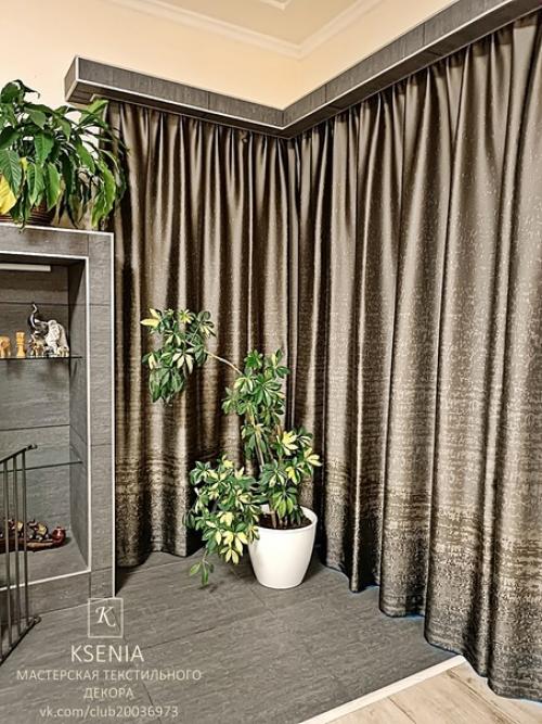 Гостиная с необычной конструкцией у окон, в которую спрятан карниз. 04