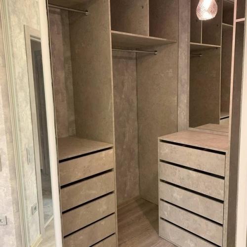 Вместо шкафа сделали вот такую мини - гардеробную. 04