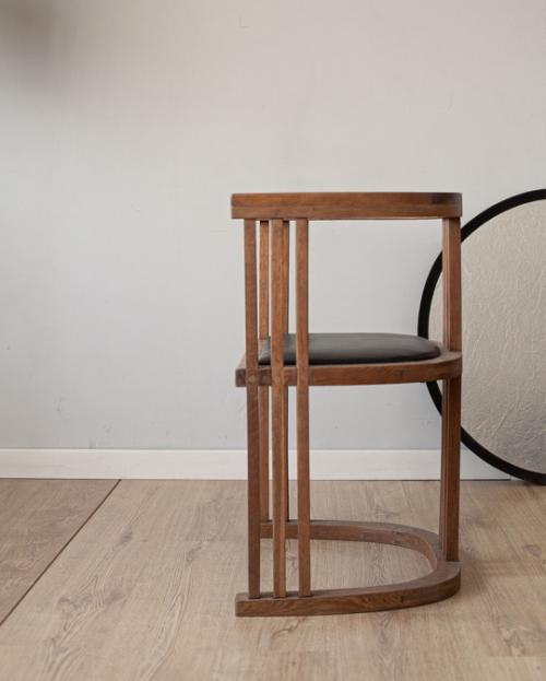 В прошлом году подписчица написала нам, что продает в Боброве целый интерьер из старинной мебели. 05