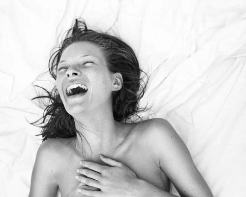 В 1993 году Calvin Klein отправил 18-летнюю Кейт мосс и 20-летнего Марио сорренти на виргинские острова почти без привычной рекламной машины. 02