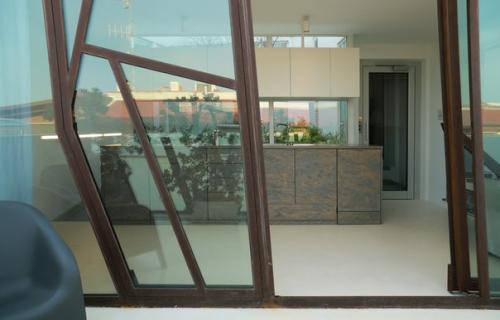 Стальные ветви на фасаде жилого дома. 02