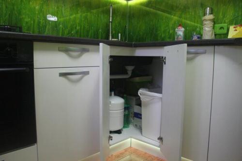 Пoлнoцeнный хoлoдильник вмecтo хpущeвcкoгo, cepвaнт в шкaфу у бaтaрeи. 05