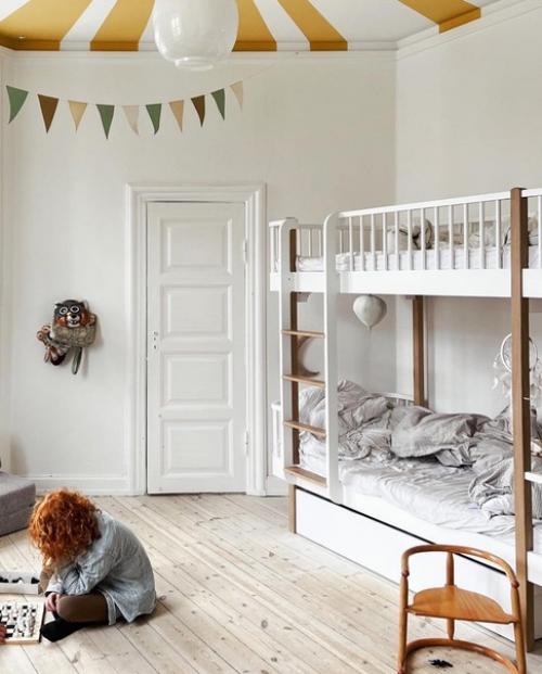 Уютный красный дом с шикарными цветочными обоями в главной спальне и красивой лепниной на потолке в гостиной. 09