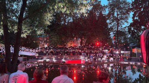 Так праздновали 225-летие со дня рождения Александра Сергеевича - с оркестром, знаменитыми артистами в усадьбе Пушкиных в большом болдино. 08