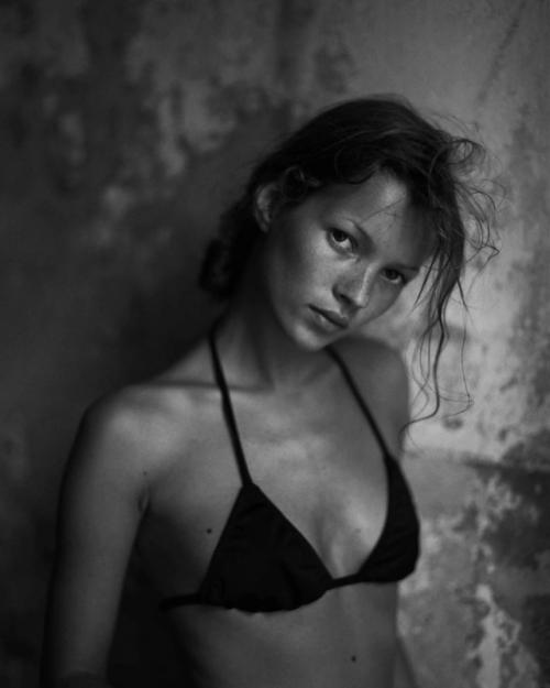 В 1993 году Calvin Klein отправил 18-летнюю Кейт мосс и 20-летнего Марио сорренти на виргинские острова почти без привычной рекламной машины. 03
