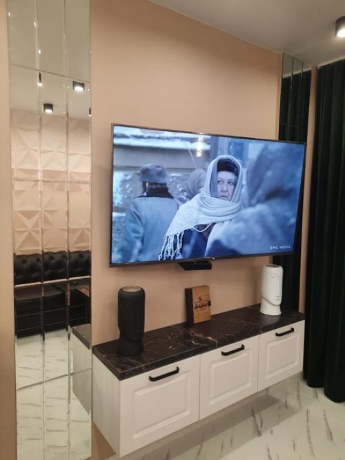 Продолжение ремонта в квартире с белым полом и сложным шкафом в прихожей. 03