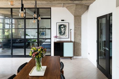 Эта квартира в Лондоне, расположенная в бывшем промышленном здании, Royle Building выходящем фасадом на док, полный барж и лодок. 01