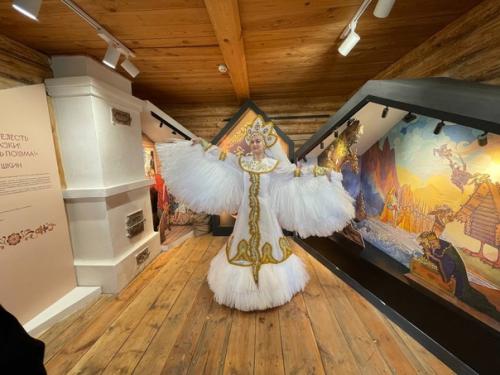 Так праздновали 225-летие со дня рождения Александра Сергеевича - с оркестром, знаменитыми артистами в усадьбе Пушкиных в большом болдино. 05