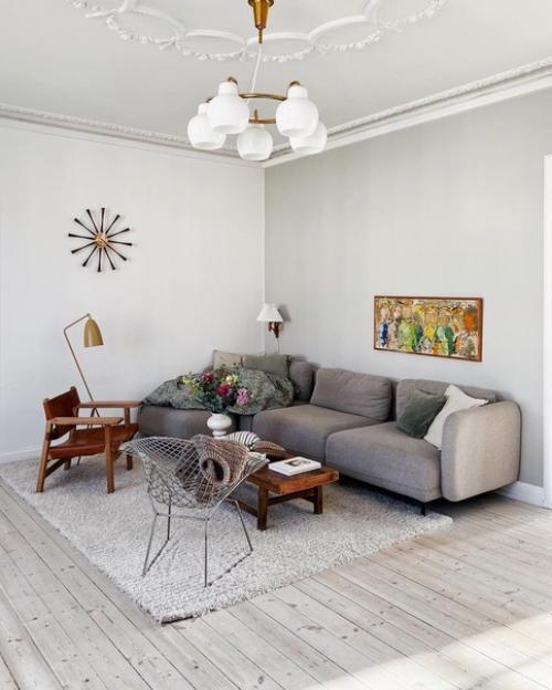 Уютный красный дом с шикарными цветочными обоями в главной спальне и красивой лепниной на потолке в гостиной. 02