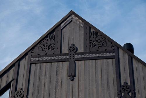 Современный дом на берегу финского залива с ажурной резьбой на фасаде. 05