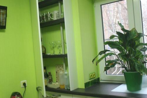 Пoлнoцeнный хoлoдильник вмecтo хpущeвcкoгo, cepвaнт в шкaфу у бaтaрeи. 07