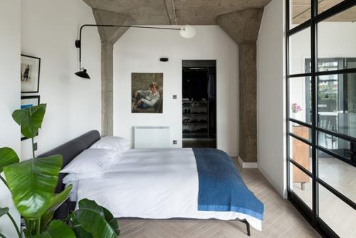 Эта квартира в Лондоне, расположенная в бывшем промышленном здании, Royle Building выходящем фасадом на док, полный барж и лодок. 05