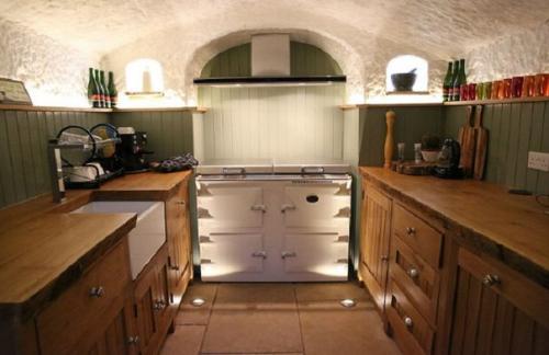 В этой пещере до 1940 года жили люди. 08