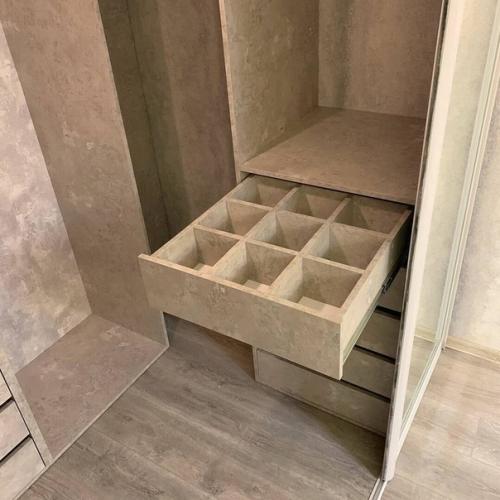 Вместо шкафа сделали вот такую мини - гардеробную. 06