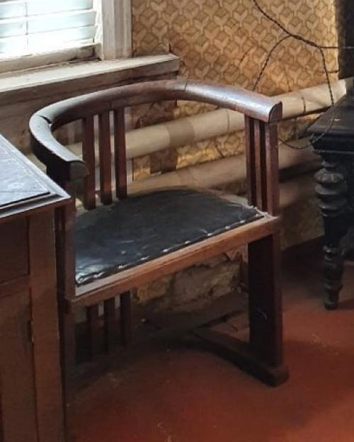 В прошлом году подписчица написала нам, что продает в Боброве целый интерьер из старинной мебели. 07