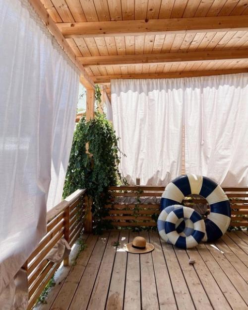 Уютный красный дом с шикарными цветочными обоями в главной спальне и красивой лепниной на потолке в гостиной. 04