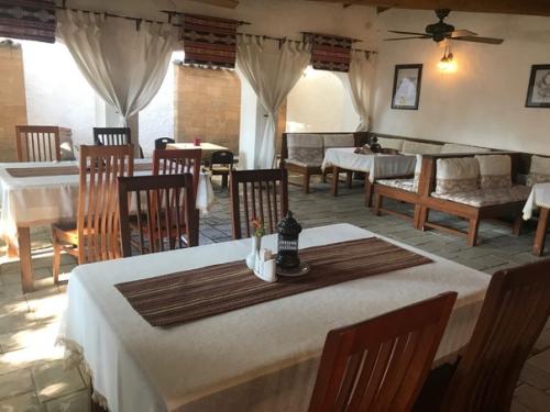 Ресторан джеваль оформлен в восточном стиле, очень атмосферный: посуда, текстиль, светильники, интерьер - всё можно рассматривать бесконечно! 06