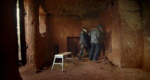 В этой пещере до 1940 года жили люди. 03