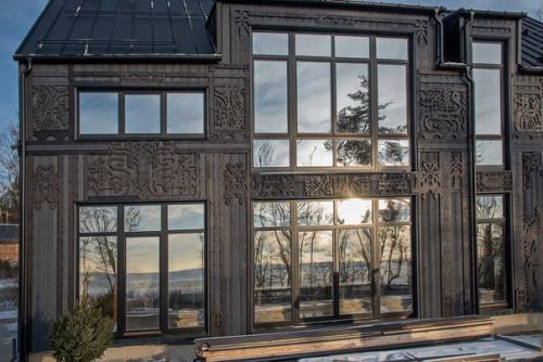 Современный дом на берегу финского залива с ажурной резьбой на фасаде. 03