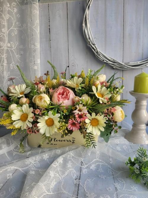 Летняя цветочная композиция в металлическом кашпо. 01