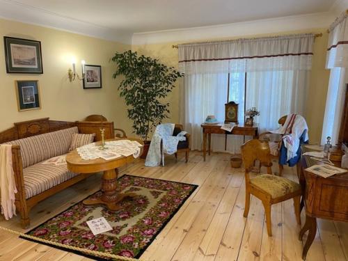 Так праздновали 225-летие со дня рождения Александра Сергеевича - с оркестром, знаменитыми артистами в усадьбе Пушкиных в большом болдино. 04