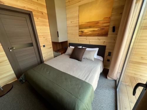 Яблоневый сад - идеальное пристанище, для тех, кто хочет сменить обстановку или сбежать от шума мегаполиса. 05