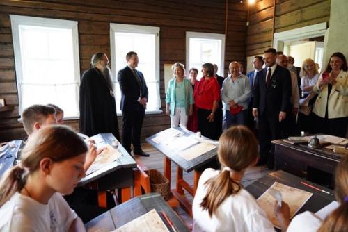 Так праздновали 225-летие со дня рождения Александра Сергеевича - с оркестром, знаменитыми артистами в усадьбе Пушкиных в большом болдино. 02