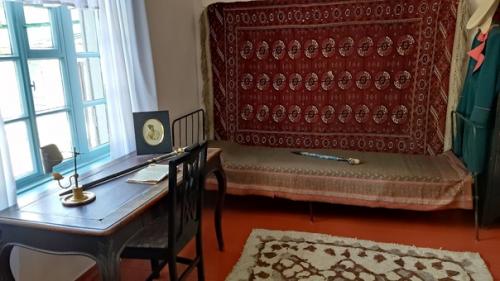 В Пятигорске мы посетили музей - заповедник Домик Лермонтова, вспомнили свои прежние впечатления от этого уникального места. 01