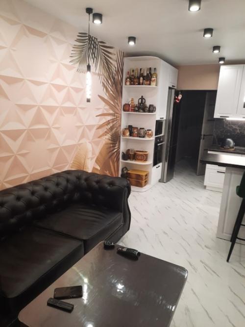 Продолжение ремонта в квартире с белым полом и сложным шкафом в прихожей. 02