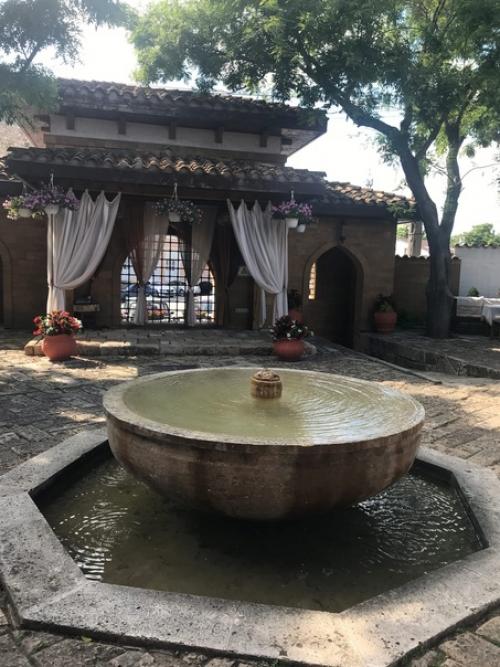 Ресторан джеваль оформлен в восточном стиле, очень атмосферный: посуда, текстиль, светильники, интерьер - всё можно рассматривать бесконечно! 03