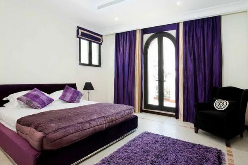 Фиолетовый цвет в интерьере спальни. 01