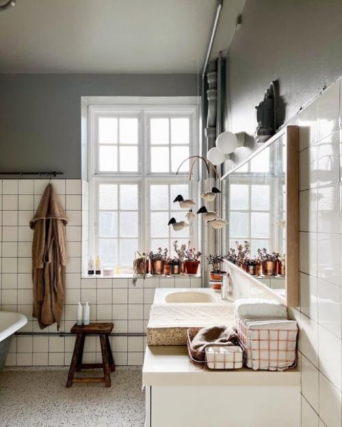 Уютный красный дом с шикарными цветочными обоями в главной спальне и красивой лепниной на потолке в гостиной. 01