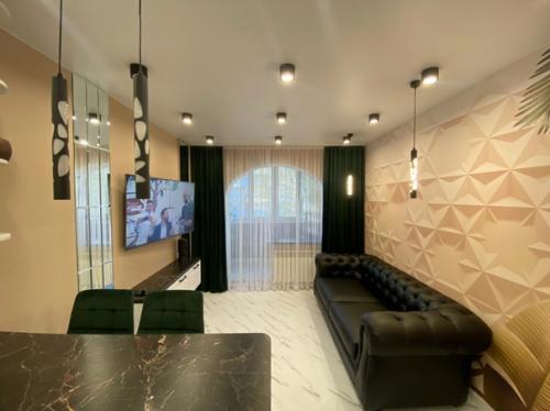 Продолжение ремонта в квартире с белым полом и сложным шкафом в прихожей. 04