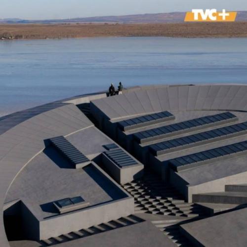 В китайских степях появилась картинная галерея в виде разбившейся летающей тарелки. 01