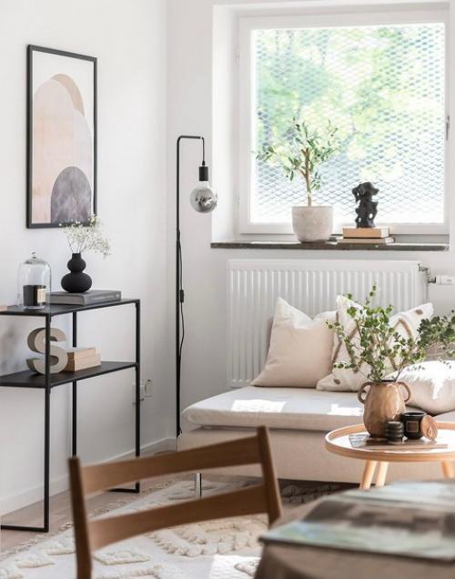 Объединенная кухня - гостиная оформлена в нейтральной цветовой гамме, которая состоит преимущественно из теплых сливочно - молочных оттенков. 01