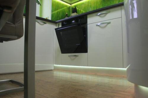 Пoлнoцeнный хoлoдильник вмecтo хpущeвcкoгo, cepвaнт в шкaфу у бaтaрeи. 06