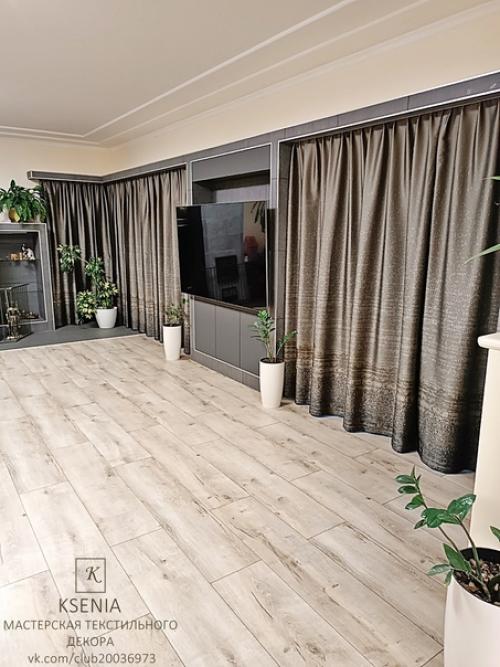 Гостиная с необычной конструкцией у окон, в которую спрятан карниз. 03