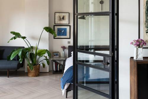 Эта квартира в Лондоне, расположенная в бывшем промышленном здании, Royle Building выходящем фасадом на док, полный барж и лодок. 02