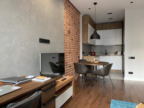 Впечатляющий ремонт.  Особенно мне понравилась подсветка в спальне над кроватью - интересный эффект получился. 03