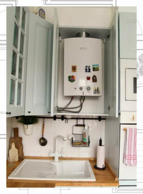 Визуально расширить пространство маленькой кухни поможет подсветка стеклянных кухонных шкафов. 01