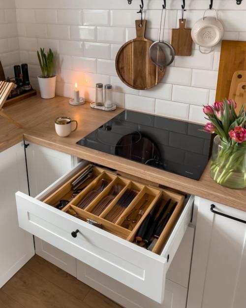 Дизайн этого дома ещё раз доказывает, что настроение, атмосферу и красоту интерьер получает благодаря декору. 07