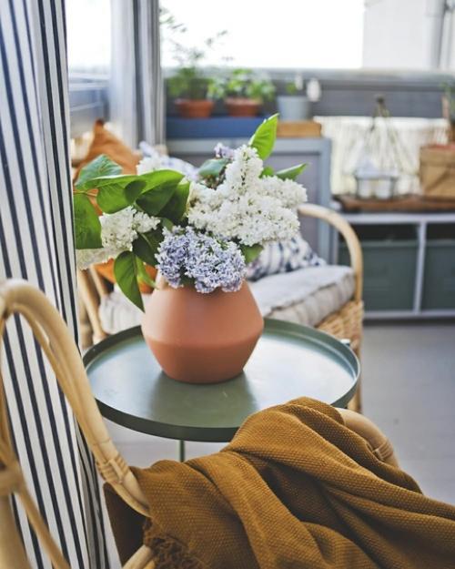 Воплотить скандинавскую атмосферу в интерьере балкона помогут деревянные или плетеные мебельные предметы. 05