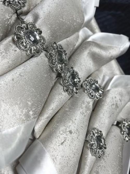 Скатерть тканевая жаккардовая на стол 150 х 205 см с салфетками 30 х 31 см (8 шт. ) и декоративными кольцами (8 шт.. 01