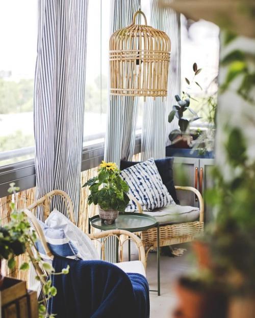 Воплотить скандинавскую атмосферу в интерьере балкона помогут деревянные или плетеные мебельные предметы. 01