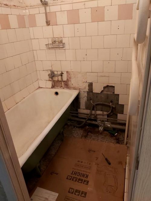 Брежневка.  Стены сыпались, запах стоял жуткий. 01