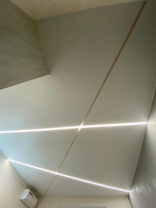 Световые линии - новшество позволяющее оформить потолок без лишних осветительных приборов, которые визуально загромождают пространство. 07