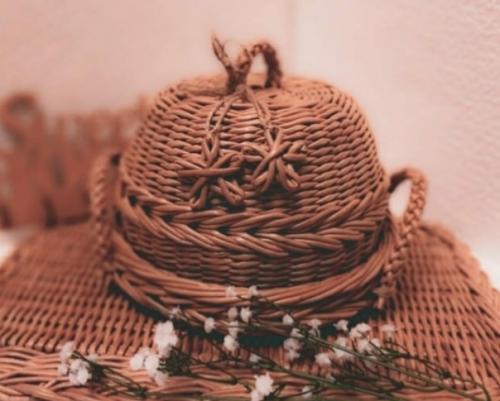 Привнести частичку самобытного сельского уклада в городскую квартиру, оформить интерьер в деревенском стиле. 01