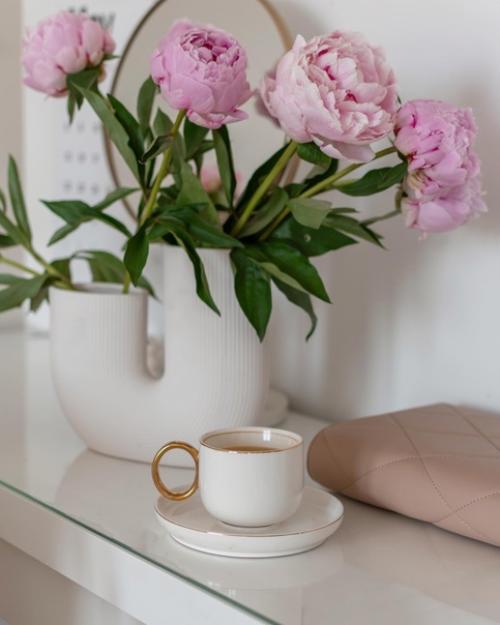 Дизайн этого дома ещё раз доказывает, что настроение, атмосферу и красоту интерьер получает благодаря декору. 05