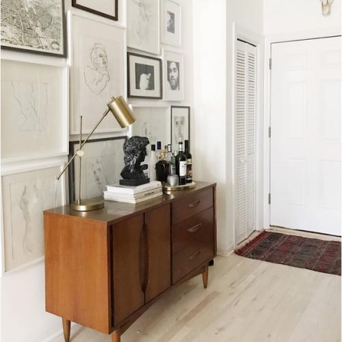 Светильники причудливых форм, удобная дизайнерская мебель прошлого столетия, тумбы на высоких ножках, мебель советской эпохи. 02